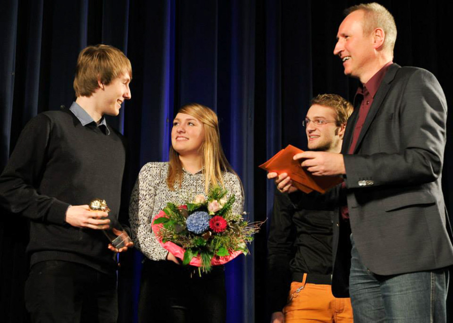 Übergabe der Goldenen Orange: Tilo Hensel, Sarah Kunst, Darsteller Jonathan Rieder & VVS-Geschäftsführer Horst Stammler (Foto: Frank von zur Gathen) Übergabe der Goldenen Orange: Tilo Hensel, Sarah Kunst, Darsteller Jonathan Rieder & VVS-Geschäftsführer Horst Stammler (Foto: Frank von zur Gathen)